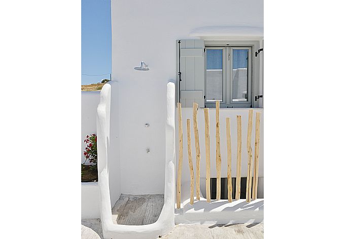 Pool side shower . - Villa Kalliope . (Fotogalerie) }}