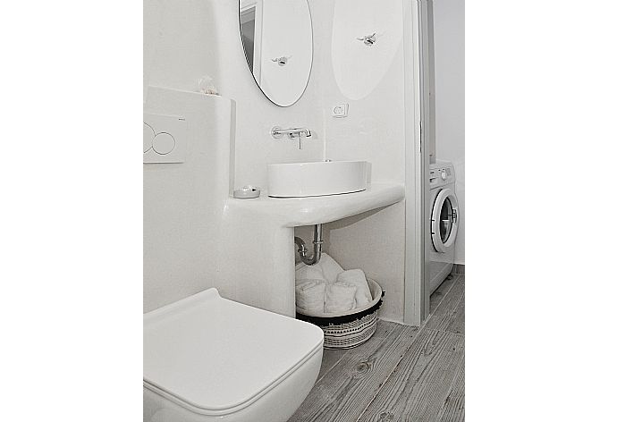 En suite bathroom with washing machine . - Villa Kalliope . (Fotogalerie) }}