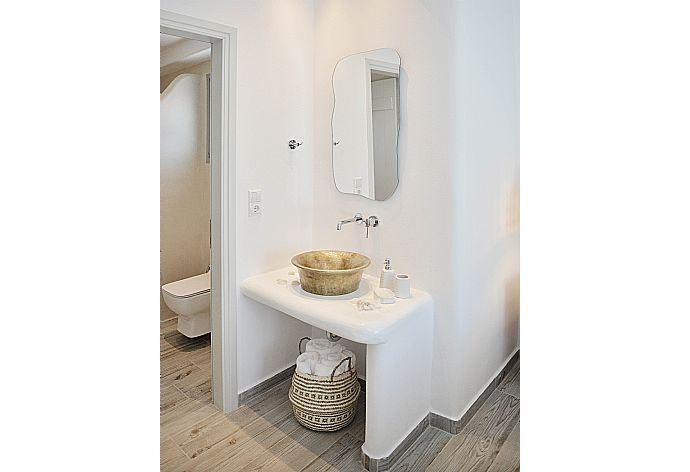 En suite bathroom . - Villa Kalliope . (Galerie de photos) }}