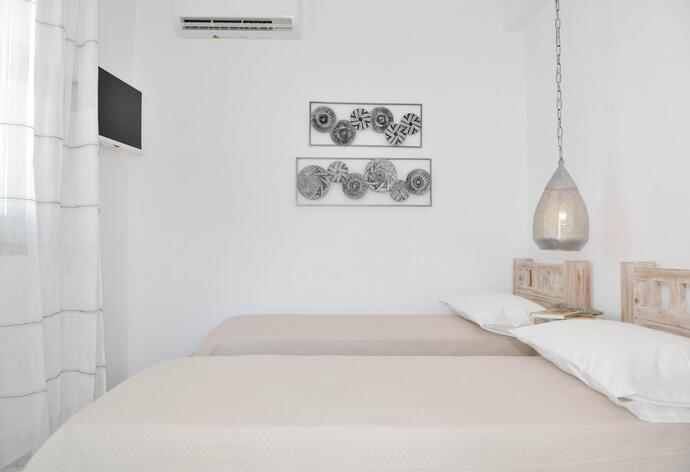 Twin bedroom with A/C and TV . - Villa Kalliope . (Galería de imágenes) }}