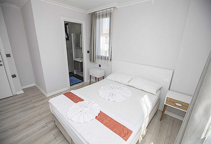 Double bedroom with A/C . - Villa Welt . (Галерея фотографий) }}