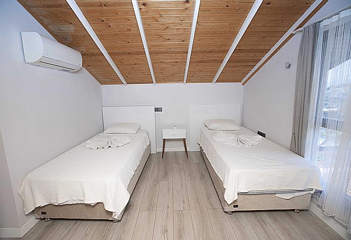 Twin bedroom with A/C . - Villa Welt . (Fotogalerie) }}