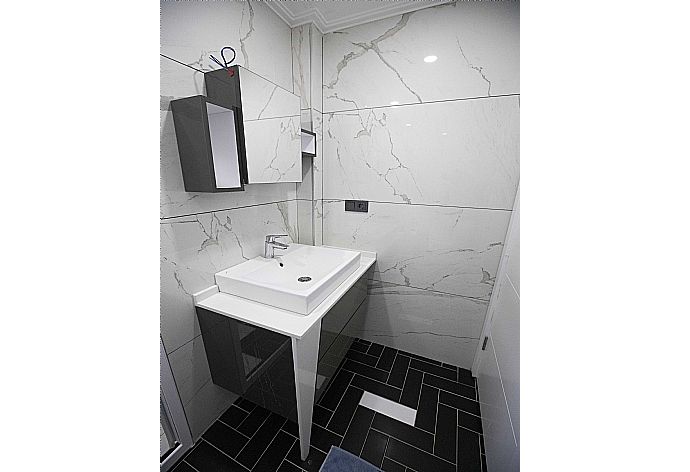 En suite bathroom with shower . - Villa Welt . (Photo Gallery) }}