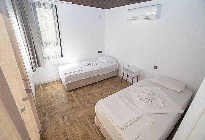 Twin bedroom with A/C . - Villa Welt . (Galerie de photos) }}