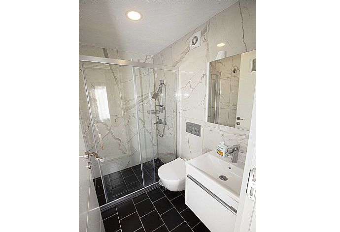 Family bathroom with shower . - Villa Welt . (Galerie de photos) }}