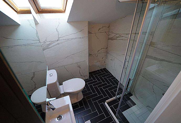 En suite bathroom with shower . - Villa Welt . (Galerie de photos) }}