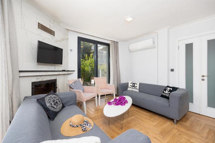 Open-plan living room with sofas, dining area, kitchen, ornamental fireplace, A/C, WiFi Internet, and satellite TV . - Villa Welt . (Photo Gallery) }}