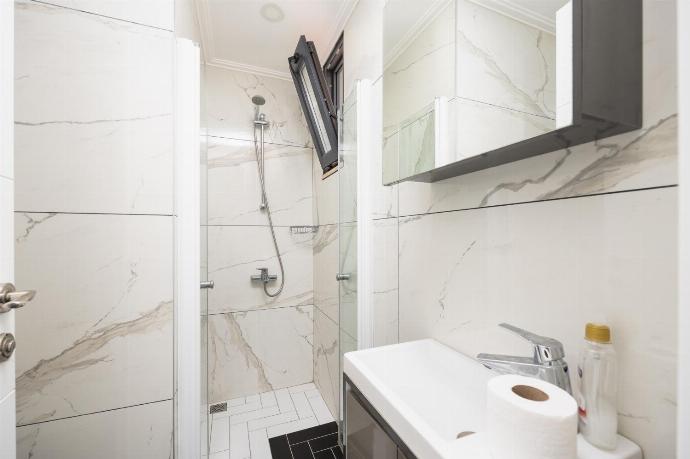 En suite bathroom with shower . - Villa Welt . (Photo Gallery) }}
