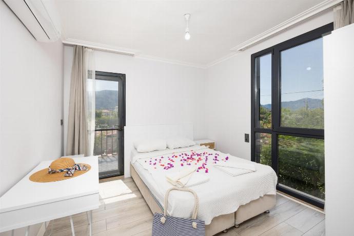 Double bedroom with A/C . - Villa Welt . (Photo Gallery) }}