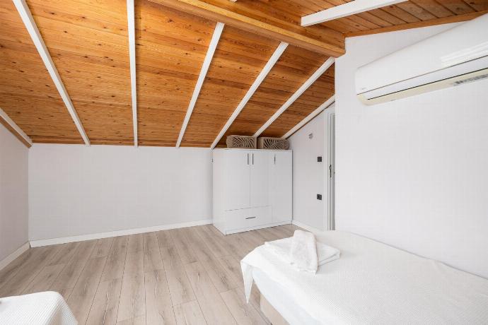 Twin bedroom with A/C . - Villa Welt . (Photo Gallery) }}
