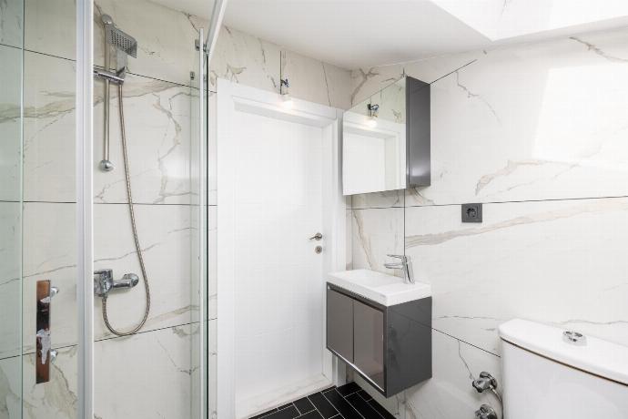 Family bathroom with shower . - Villa Welt . (Photo Gallery) }}