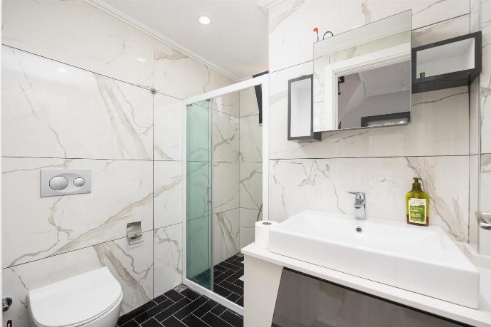 Family bathroom with shower . - Villa Welt . (Photo Gallery) }}
