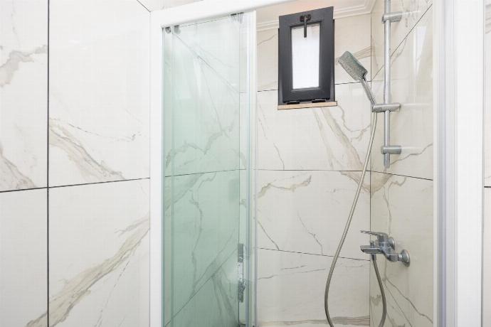Family bathroom with shower . - Villa Welt . (Photo Gallery) }}