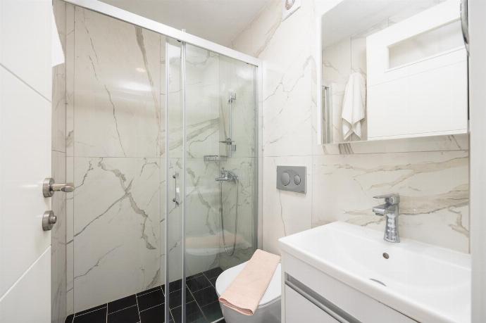En suite bathroom with shower . - Villa Welt . (Photo Gallery) }}