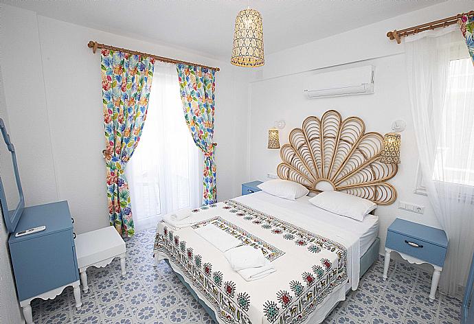 Double bedroom with A/C . - Villa Blue Island . (Fotogalerie) }}