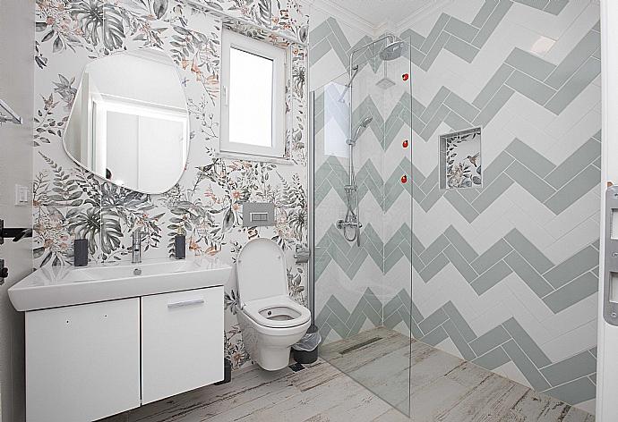 En suite bathroom with shower . - Villa Blue Island . (Fotogalerie) }}