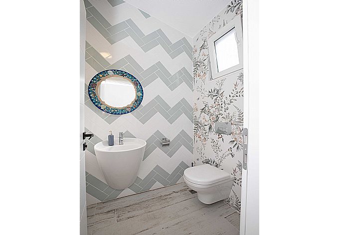 En suite bathroom with shower . - Villa Blue Island . (Galleria fotografica) }}