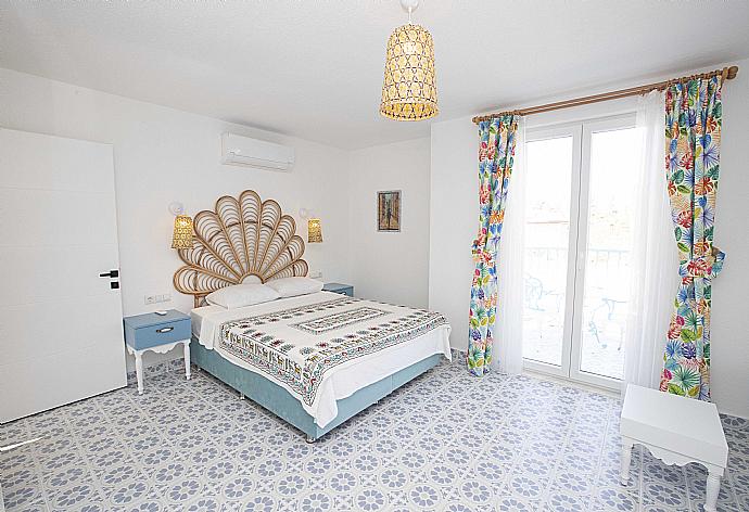 Double bedroom with A/C . - Villa Blue Island . (Fotogalerie) }}