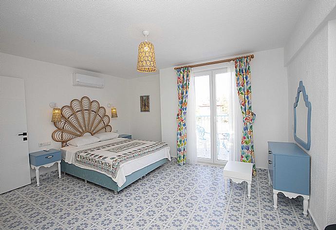 Double bedroom with A/C . - Villa Blue Island . (Galerie de photos) }}