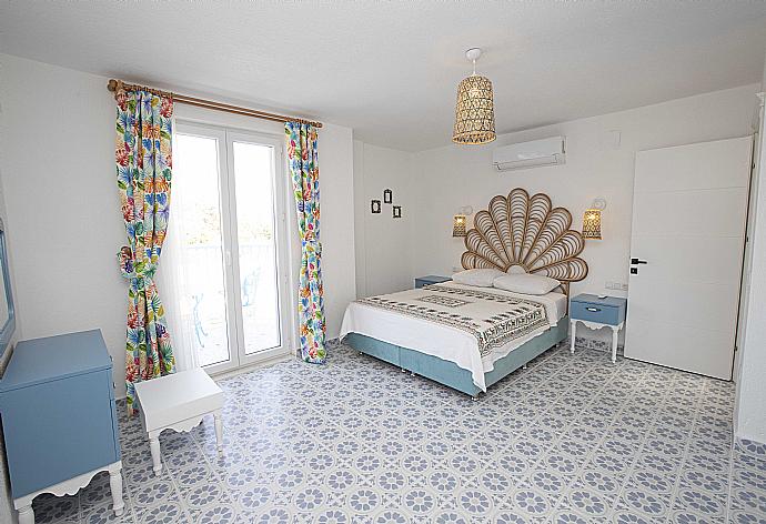 Double bedroom with A/C . - Villa Blue Island . (Галерея фотографий) }}