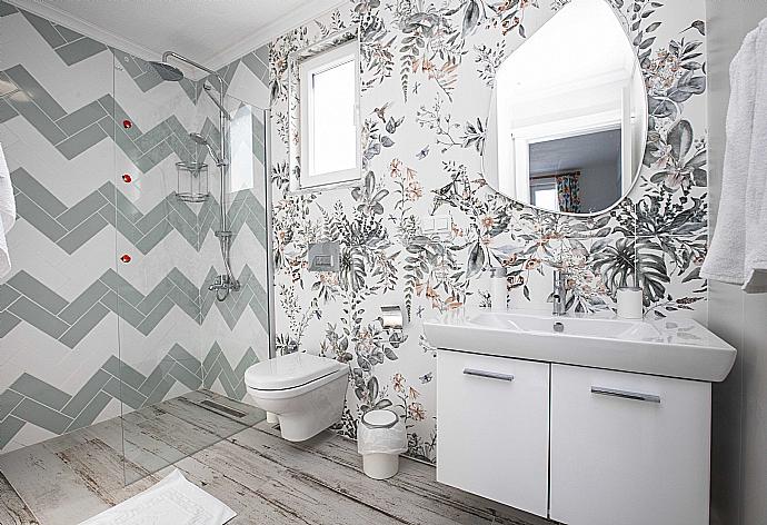 En suite bathroom with shower . - Villa Blue Island . (Fotogalerie) }}