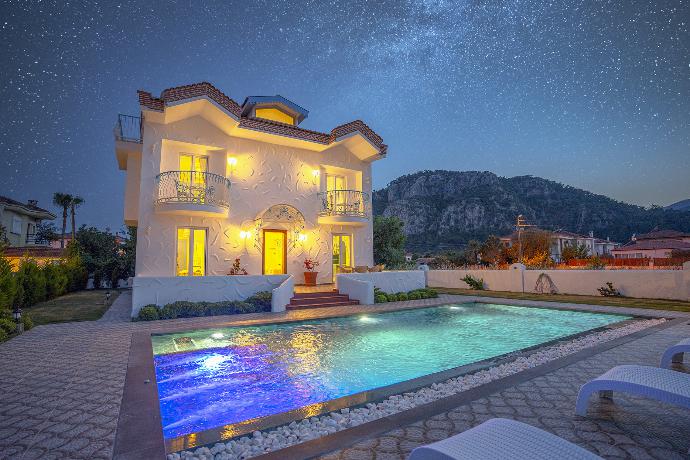 Night view . - Villa Blue Island . (Photo Gallery) }}