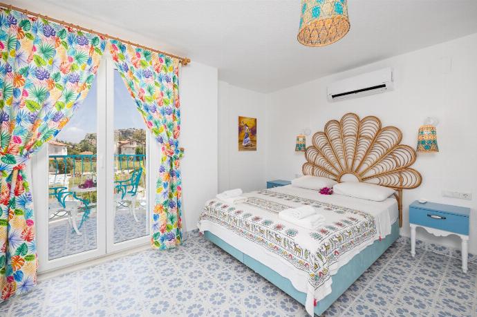 Double bedroom with en suite bathroom and A/C . - Villa Blue Island . (Photo Gallery) }}