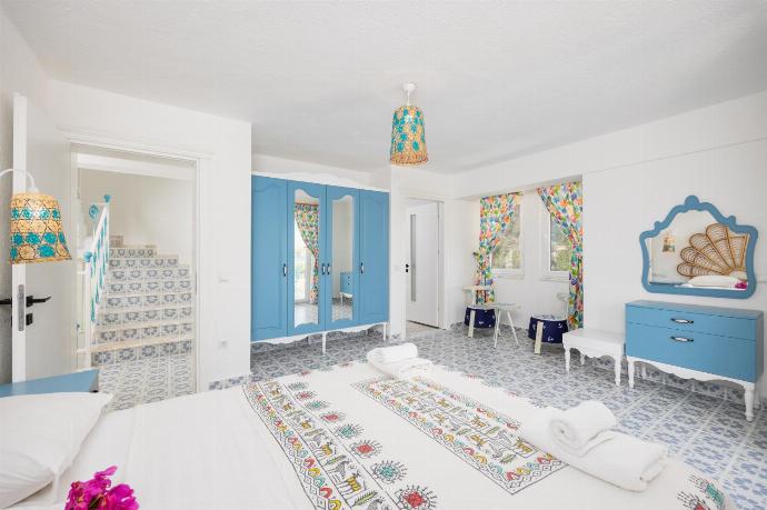 Double bedroom with en suite bathroom and A/C . - Villa Blue Island . (Photo Gallery) }}