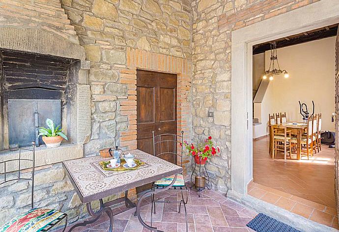 Terrace area . - Villa Il Castello . (Photo Gallery) }}