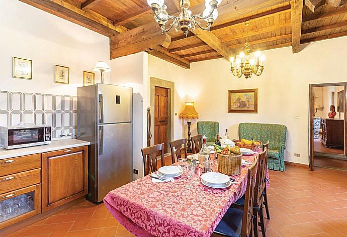 Kitchen and dining area . - Villa Il Castello . (Photo Gallery) }}