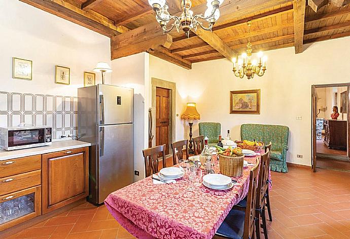 Kitchen and dining area . - Villa Il Castello . (Fotogalerie) }}