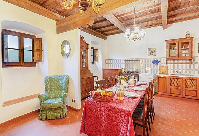 Kitchen and dining area . - Villa Il Castello . (Fotogalerie) }}