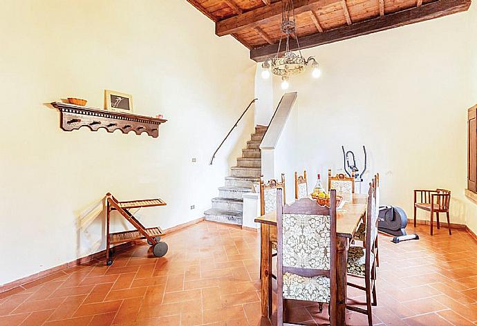 Dining area . - Villa Il Castello . (Fotogalerie) }}