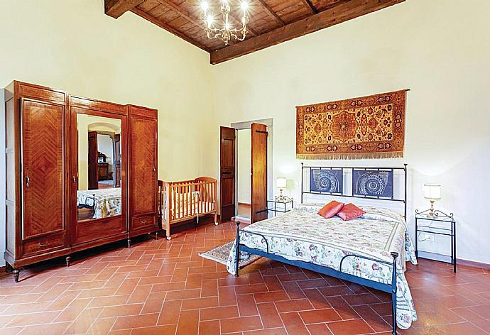 Bedroom . - Villa Il Castello . (Photo Gallery) }}