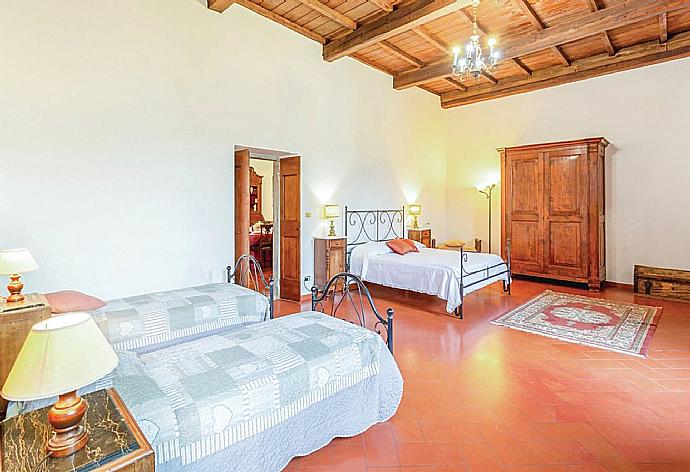 Bedroom . - Villa Il Castello . (Photo Gallery) }}