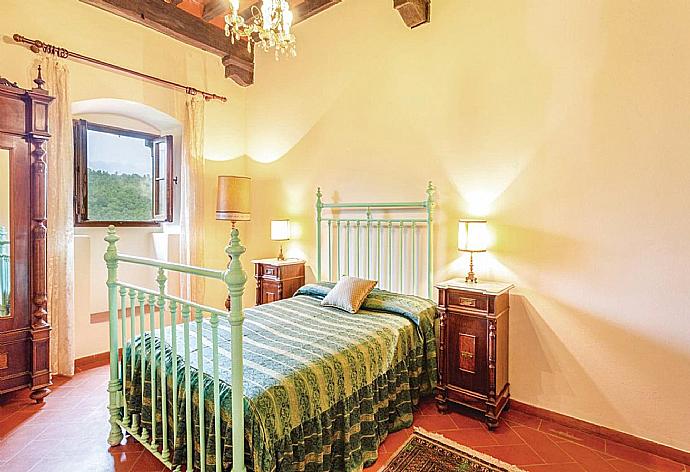 Bedroom . - Villa Il Castello . (Photo Gallery) }}