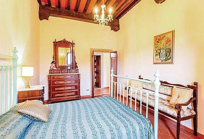 Bedroom . - Villa Il Castello . (Photo Gallery) }}