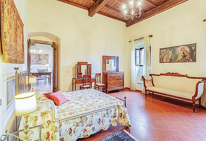 Bedroom . - Villa Il Castello . (Photo Gallery) }}