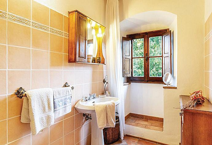 Bathroom . - Villa Il Castello . (Photo Gallery) }}
