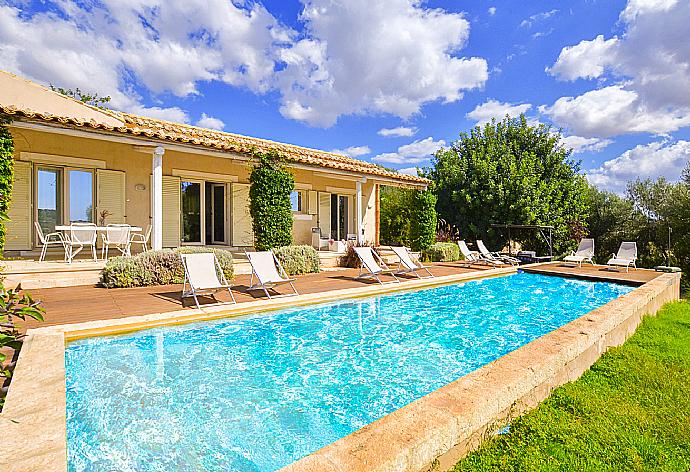 Beautiful villa with private pool, terrace, and garden . - Villa Paola . (Галерея фотографий) }}