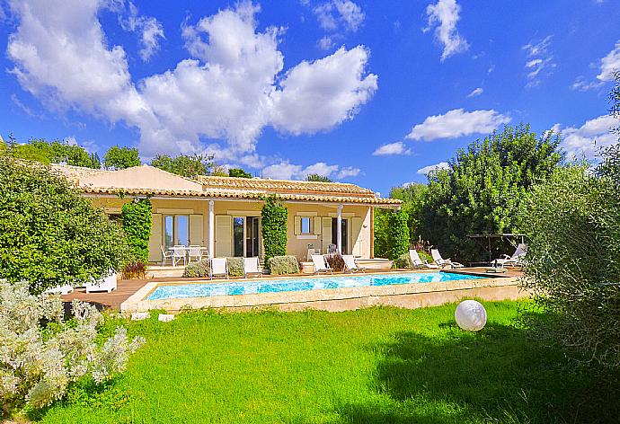 Beautiful villa with private pool, terrace, and garden . - Villa Paola . (Photo Gallery) }}