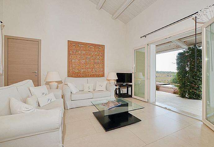 Living room with sofas, dining area, WiFi internet, and satellite TV . - Villa Paola . (Fotogalerie) }}