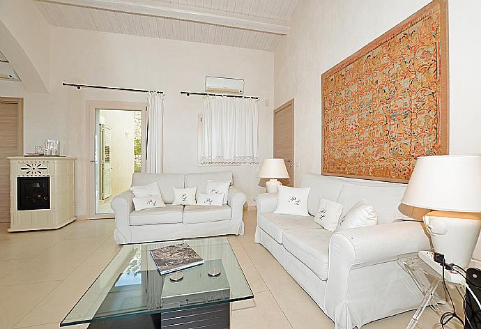 Living room with sofas, dining area, WiFi internet, and satellite TV . - Villa Paola . (Fotogalerie) }}