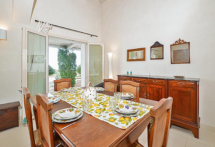 Living room with sofas, dining area, WiFi internet, and satellite TV . - Villa Paola . (Fotogalerie) }}