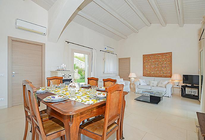 Living room with sofas, dining area, WiFi internet, and satellite TV . - Villa Paola . (Fotogalerie) }}