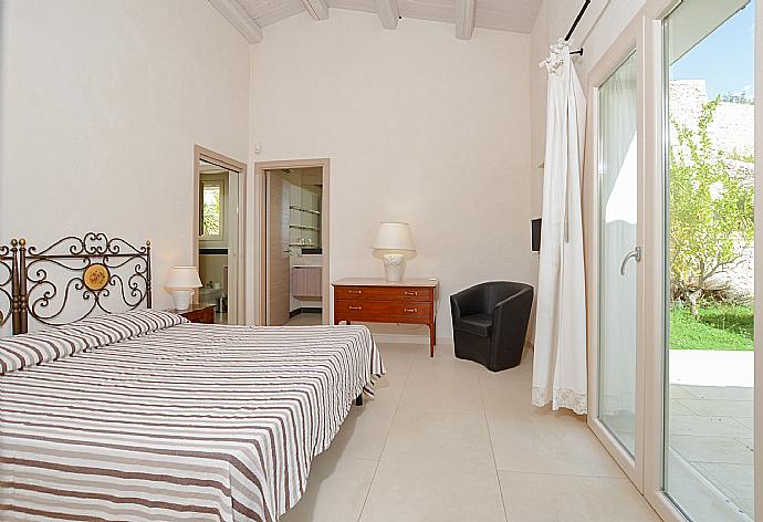 Double bedroom with en suite bathroom and A/C . - Villa Paola . (Galería de imágenes) }}