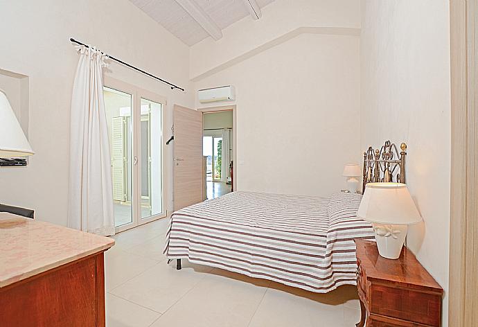 Double bedroom with en suite bathroom and A/C . - Villa Paola . (Galleria fotografica) }}