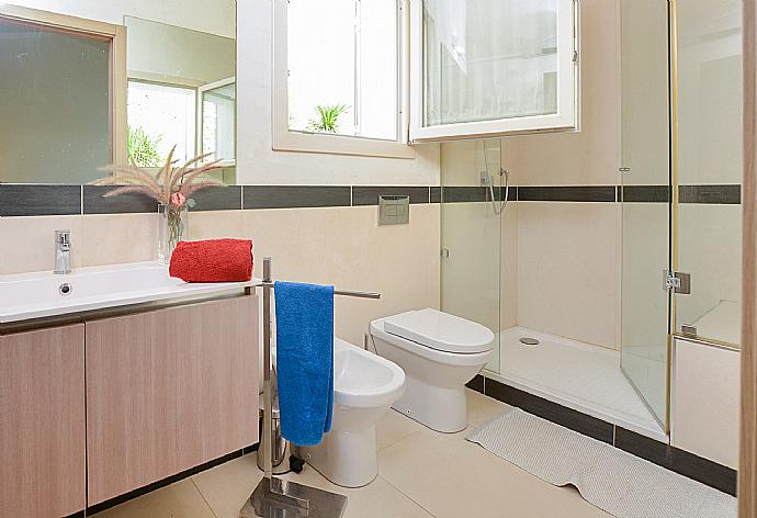 Bathroom with shower . - Villa Paola . (Galería de imágenes) }}