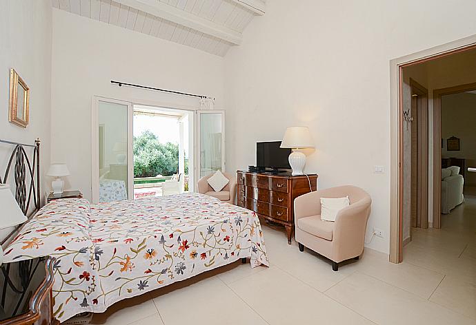 Double bedroom with A/C . - Villa Paola . (Galerie de photos) }}