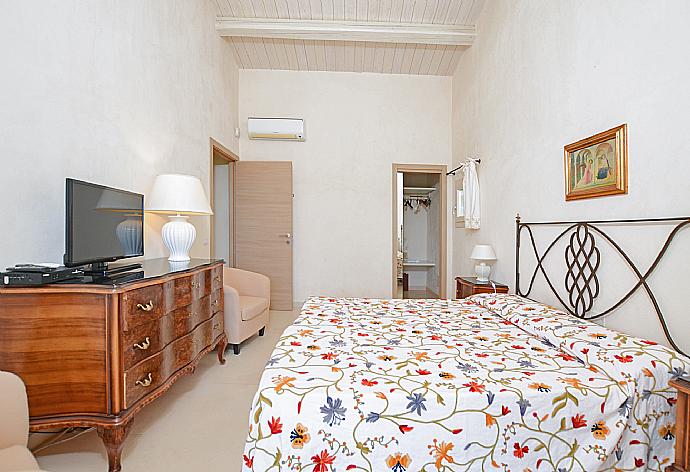 Double bedroom with A/C . - Villa Paola . (Photo Gallery) }}